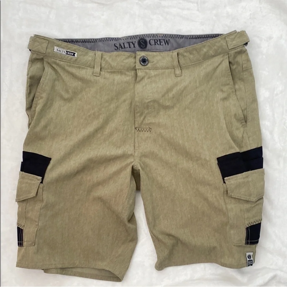 SALTY CREW Men’s Khaki Cargo Shorts with Black Trim. Size M